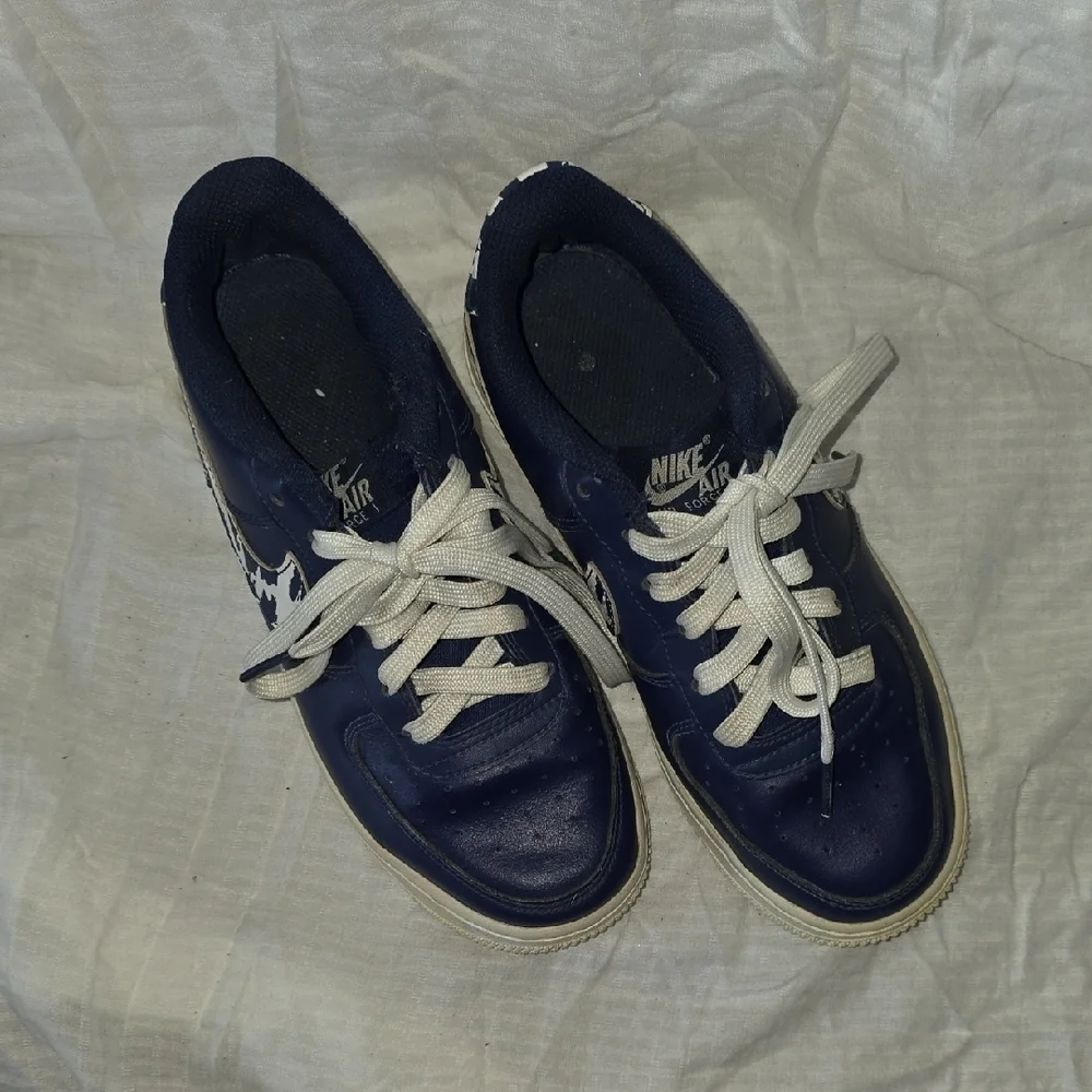 (J36) Nike Navy and Cream Casual Sneakers